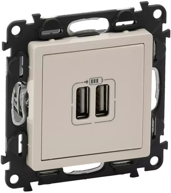 Valena LIFE Зарядное устройство с двумя USB-разъемами 240В/5В 1500мА С лицевой панелью Слоновая кость